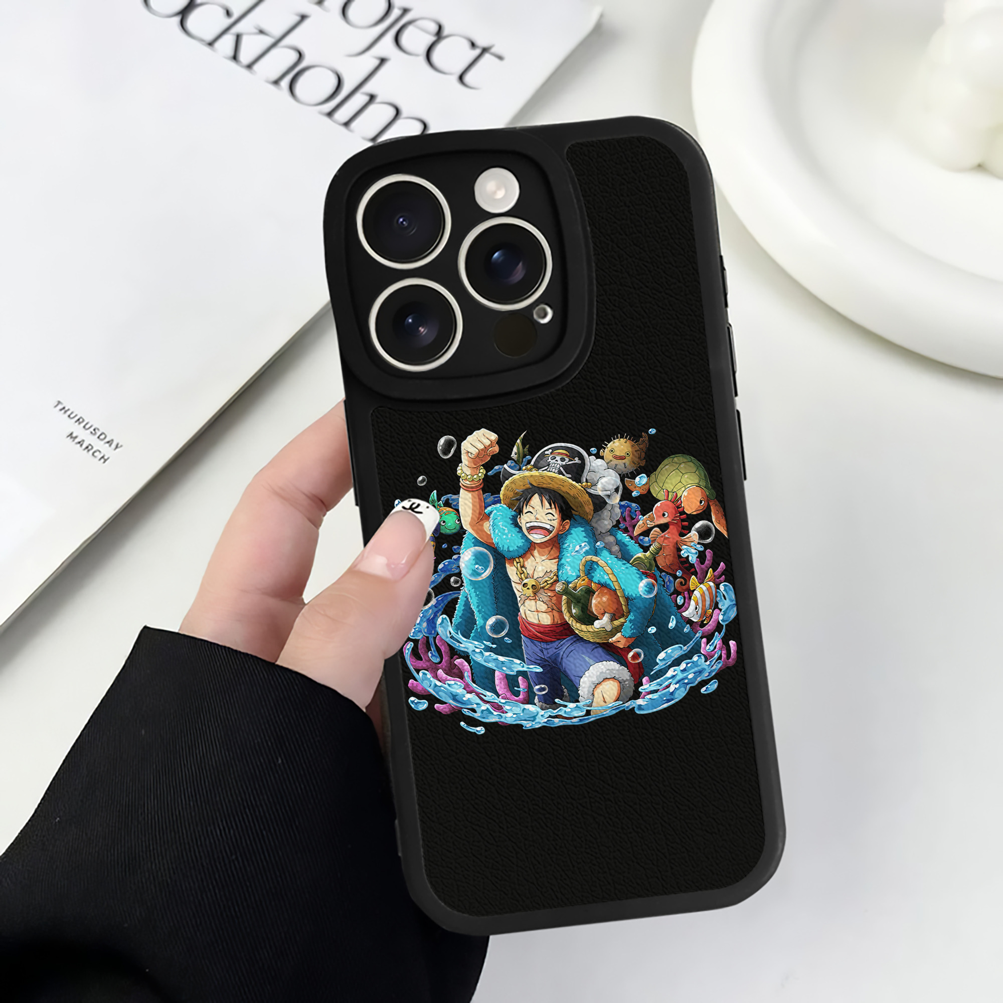 （画像用） ワンピース モンキー・D・ルフィ ONE PIECE Monkey D. Luffy 【iPhone 16シリーズ対応】シリコンスマホケース（レザー調） 材質：シリコン